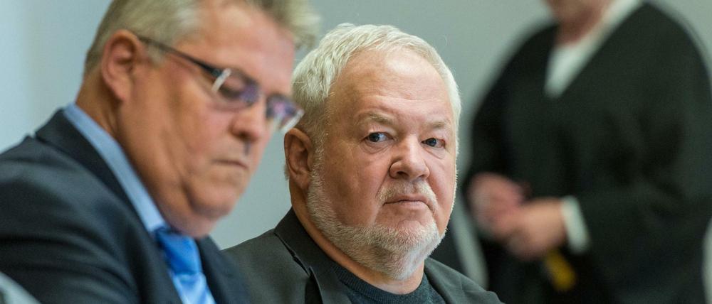 Ex-Hotelier Axel Hilpert (m.) und sein Anwalt Matthias Schöneburg im Landgericht Frankfurt (Oder).