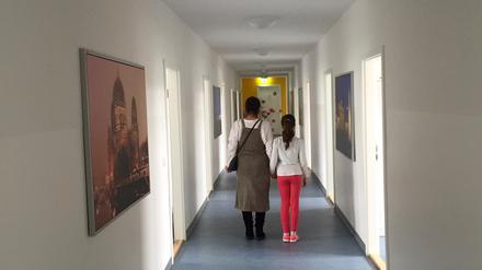 Kein guter Ort für ein Kind. Eine schwangere Frau und ihr neunjähriges Mädchen leben immer noch in einem Obdachlosenheim, weil es keine Plätze in Frauenhäusern gibt. 