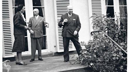 Gottfried Benn (rechts) zu Besuch bei Friedrich Wilhelm Oelze und dessen Frauen, in einer undatierten Aufnahme aus den fünfziger Jahren.