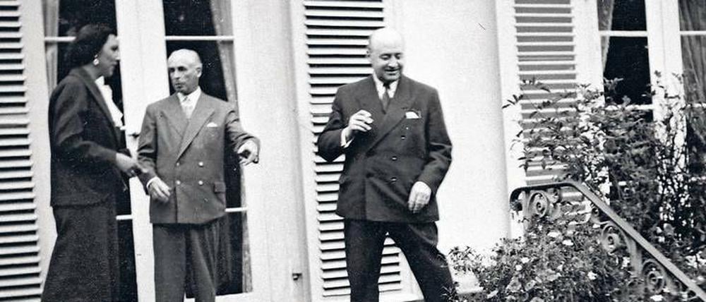 Gottfried Benn (rechts) zu Besuch bei Friedrich Wilhelm Oelze und dessen Frauen, in einer undatierten Aufnahme aus den fünfziger Jahren.