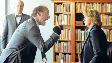 Wenn Juristen streiten, dann fliegen die Fetzen. Dr. Rainer Koller (Martin Brambach) gestikuliert wild vor Dr. Eva Maria Prohacek (Senta Berger). 