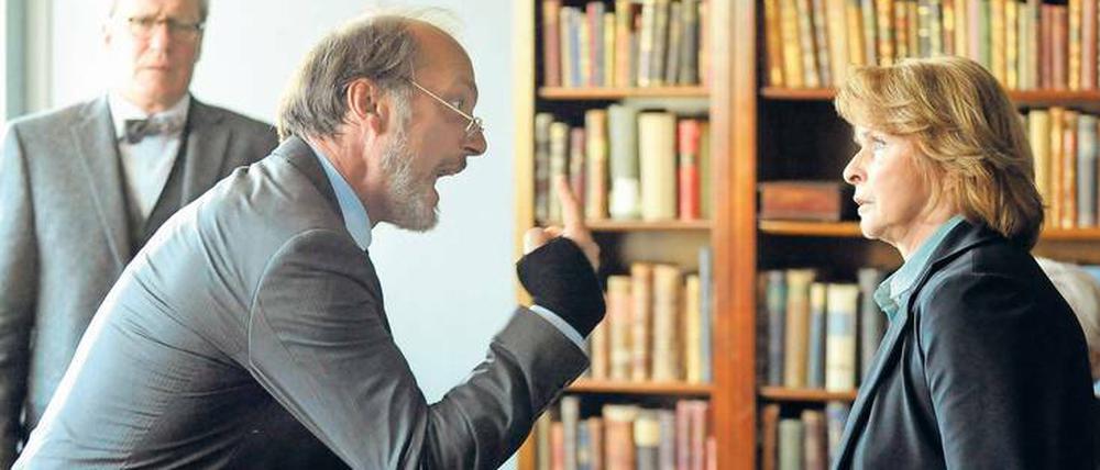 Wenn Juristen streiten, dann fliegen die Fetzen. Dr. Rainer Koller (Martin Brambach) gestikuliert wild vor Dr. Eva Maria Prohacek (Senta Berger). 