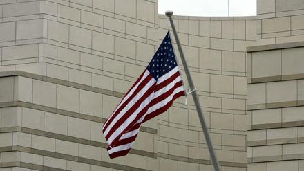 Die Flagge an der US-Botschaft am Pariser Platz. 