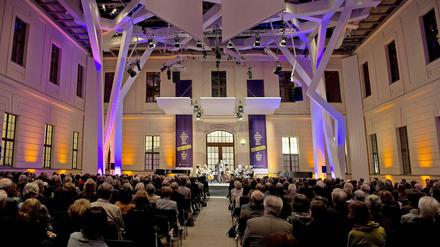 Blick in den Glashof des Jüdischen Museums während des "intonations"-Festivals.
