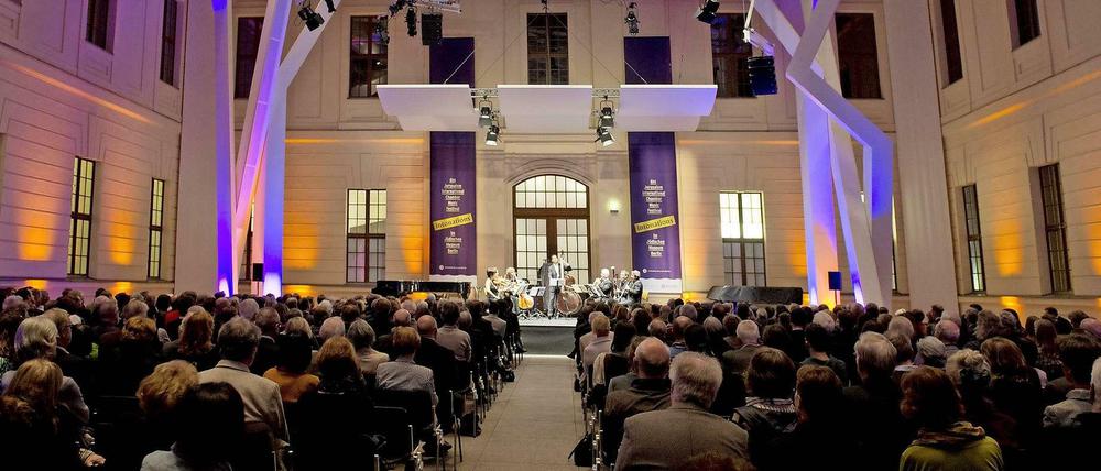 Blick in den Glashof des Jüdischen Museums während des "intonations"-Festivals.
