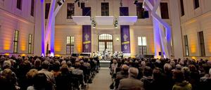 Blick in den Glashof des Jüdischen Museums während des "intonations"-Festivals.