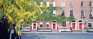 Das elegante Dublin: Die heute bewunderten klassizistischen Häuserreihen wie hier am Fitzwilliam Square waren zwischendurch verhasst, galt der „Georgian“ Stil doch als Import der Briten. 