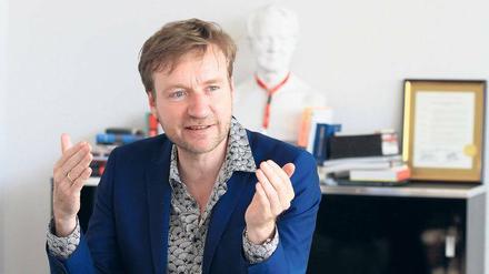Das Amt und das Zimmer. Alexander von Humboldt (im Hintergrund) trägt Schlips, Tim Renner eher selten. Seit dem 28. April 2014 ist der 51-Jährige Kulturstaatssekretär Berlins mit Sitz in der Brunnenstraße.