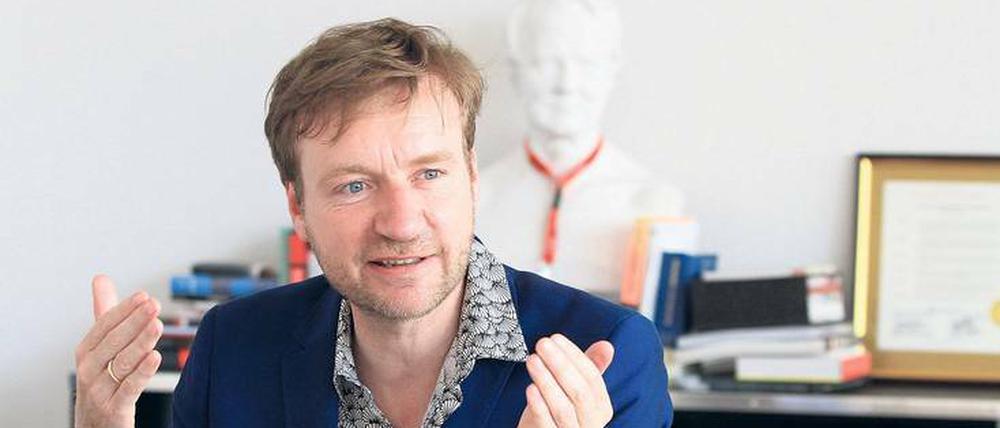 Das Amt und das Zimmer. Alexander von Humboldt (im Hintergrund) trägt Schlips, Tim Renner eher selten. Seit dem 28. April 2014 ist der 51-Jährige Kulturstaatssekretär Berlins mit Sitz in der Brunnenstraße.