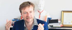 Das Amt und das Zimmer. Alexander von Humboldt (im Hintergrund) trägt Schlips, Tim Renner eher selten. Seit dem 28. April 2014 ist der 51-Jährige Kulturstaatssekretär Berlins mit Sitz in der Brunnenstraße.