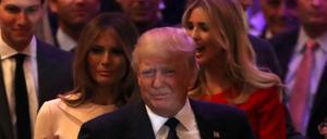 Donald Trump mit Ehefrau Melania (links) und Tochter Ivanka (rechts hinter ihm) in New York.