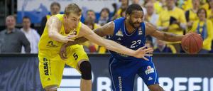 Niels Giffey (l.) streckt sich vergeblich. Frankfurt mit Quantez Robertson war an diesem Tag deutlich stärker.