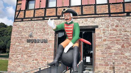 Haus der Lügen. Das Münchhausen Museum befindet sich in Bodenwerder, der Geburtsstadt des Barons. 