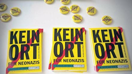 Kein Ort. Mit Flyern macht die Stiftung gegen Neonazis mobil. 