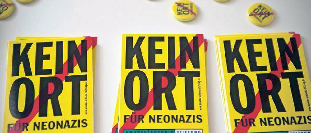 Kein Ort. Mit Flyern macht die Stiftung gegen Neonazis mobil. 