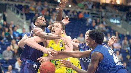 Einsamer Kampf. Bei Alba Berlin hapert es am Zusammenspiel, hier versucht es Center Elmedin Kikanovic allein.
