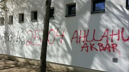 Auf die Turnhalle der Mozartschule wurde „Anschlag 25.4. Ahllahu akbar“ (Allah ist groß) geschmiert.