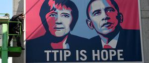 Die niedersächsischen Metallarbeitgeber werben mit den Porträts von Kanzlerin Merkel (CDU) und US-Präsident Obama für TTIP. 