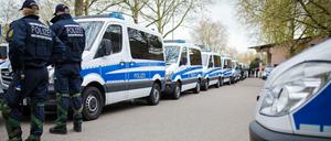 Polizisten weigerten sich in verdrecktem Aufnahmezentrum für Flüchtlinge zu schlafen.