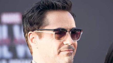 Warum baut ihr den BER nicht fertig? Robert Downey Jr. stellt auf seiner Pressekonferenz auch eigene Fragen.