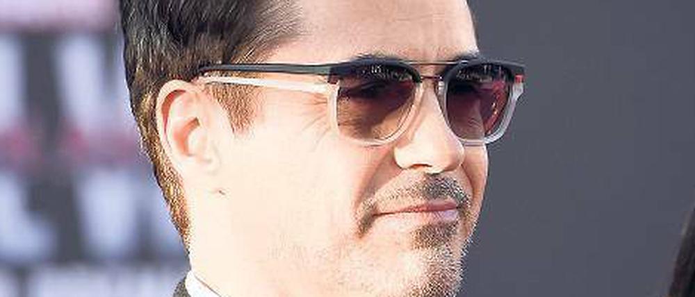 Warum baut ihr den BER nicht fertig? Robert Downey Jr. stellt auf seiner Pressekonferenz auch eigene Fragen.