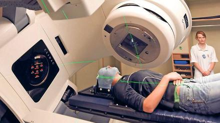 Technik gegen Tumor. Strahlentherapie in einer Dresdner Klinik. 