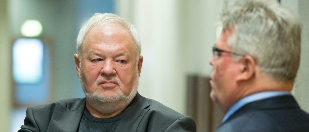 Ex-Hotelier Axel Hilpert (l) und sein Anwalt Matthias Schöneburg vor Prozessbeginn im Landgericht Frankfurt (Oder).