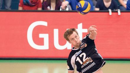 Ein Ball wie ein Strahl. Paul Carroll schlägt besonders hart und aggressiv auf. Am Sonntag gegen Friedrichshafen gelangen ihm allein vier Asse und einige weitere Aufschläge, die zu Punkten für sein Team führten. 