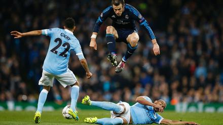 Real Madrids Gareth Bale (o.) gegen Manchester Citys Fernando and Gael Clichy.