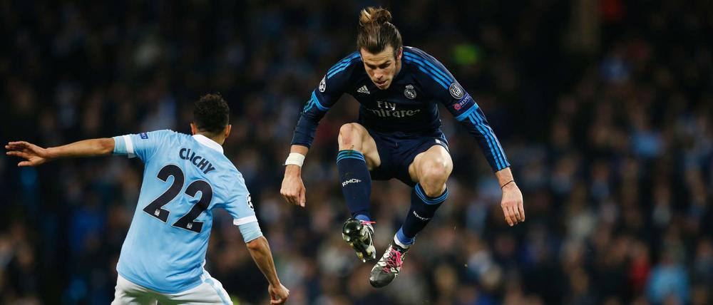 Real Madrids Gareth Bale (o.) gegen Manchester Citys Fernando and Gael Clichy.