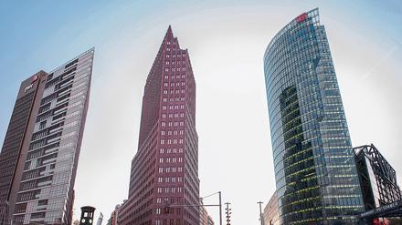 Potsdamer-Platz-Trio: Rechts, der Bahntower, Mitte, der Kollhoff-Turm, links das Hochhaus von Renzo Piano.