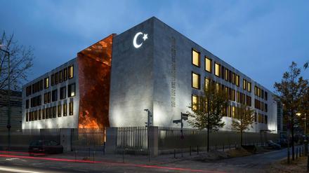 Die türkische Botschaft bei Nacht - hier ein Foto aus dem August 2013.