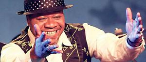 Ein Rumba-Superstar und eine Mode-Ikone. Papa Wemba machte kongolesische Musik in aller Welt bekannt und begründete die Modebewegung der Sapeurs. 