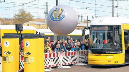 Mit Tram und Kegel. Hoch in dem gelben Wagen einen Ball mit der richtigen Wucht zu treffen, ist eine Kunst für sich.