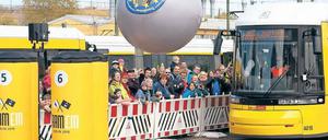 Mit Tram und Kegel. Hoch in dem gelben Wagen einen Ball mit der richtigen Wucht zu treffen, ist eine Kunst für sich.