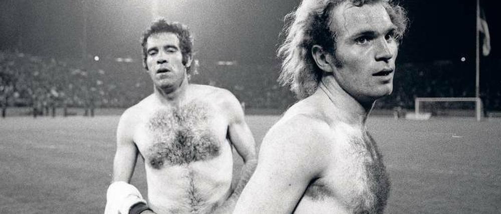 Generation Brusthaar. Bayern-Spieler Uli Hoeneß (r.) neben Luis Aragones von Atlético Madrid beim Trikottausch nach dem Europapokalfinale 1974. Foto: Imago/Joch
