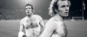 Generation Brusthaar. Bayern-Spieler Uli Hoeneß (r.) neben Luis Aragones von Atlético Madrid beim Trikottausch nach dem Europapokalfinale 1974. Foto: Imago/Joch