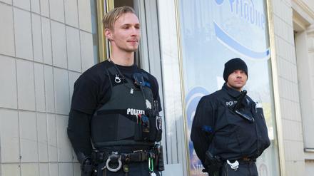 Mit einem Großaufgebot von Beamten ist die Berliner Polizei am Donnerstag gegen organisierten Betrug bei Pflegeabrechnungen vorgegangen. 