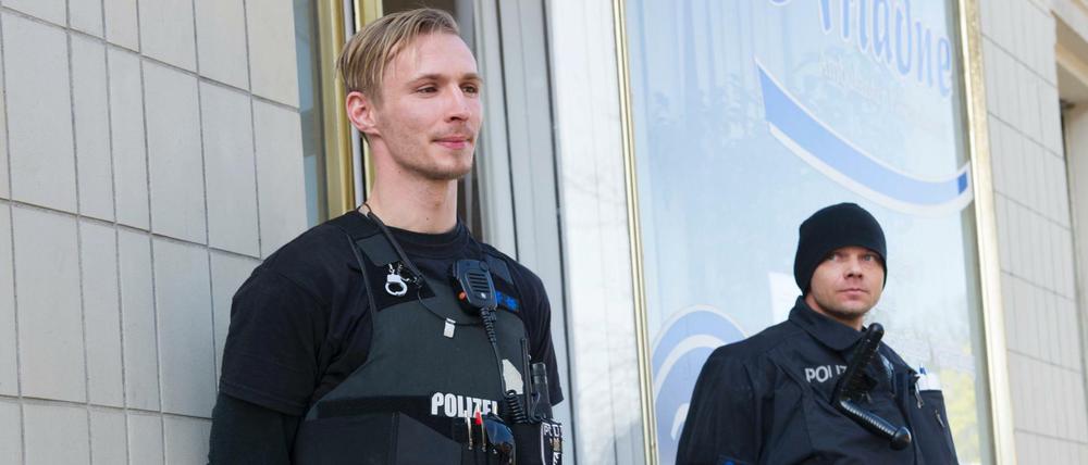 Mit einem Großaufgebot von Beamten ist die Berliner Polizei am Donnerstag gegen organisierten Betrug bei Pflegeabrechnungen vorgegangen.