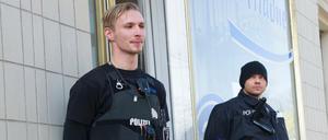 Mit einem Großaufgebot von Beamten ist die Berliner Polizei am Donnerstag gegen organisierten Betrug bei Pflegeabrechnungen vorgegangen. 