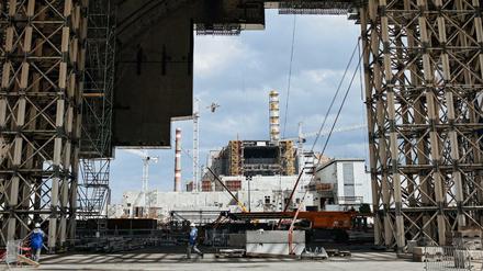 Bald fertig. Der Blick aus dem „New Safe Confinement“ – dem neuen Sarkophag – auf den einsturzgefährdeten alten Betonsarg von 1986.