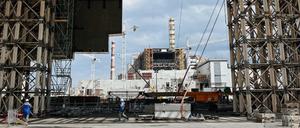 Bald fertig. Der Blick aus dem „New Safe Confinement“ – dem neuen Sarkophag – auf den einsturzgefährdeten alten Betonsarg von 1986.