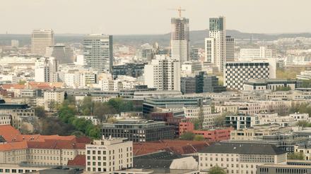Baustelle Berlin. Und in der City West entsteht der zweite Turm. Das Bild machte Tagesspiegel-Leser Ronny Schröder vom Potsdamer Platz aus.