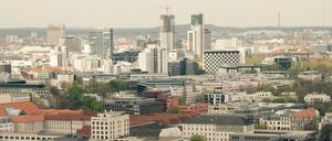 Baustelle Berlin. Und in der City West entsteht der zweite Turm. Das Bild machte Tagesspiegel-Leser Ronny Schröder vom Potsdamer Platz aus.