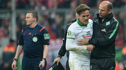 Soll ich Sie ein bisschen unterhaken? Viktor Skripnik kümmert sich um seinen Kapitän Clemens Fritz.