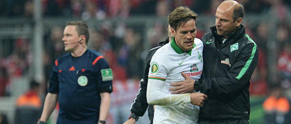 Soll ich Sie ein bisschen unterhaken? Viktor Skripnik kümmert sich um seinen Kapitän Clemens Fritz.