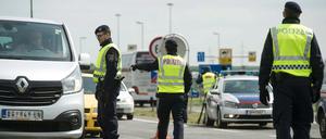 Die Polizei in Österreich durchsucht Fahrzeuge an der Grenze zu Ungarn. Das Land hat nun am Mittwoch das Asylrecht verschärft. 