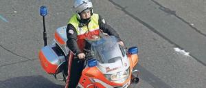 Mit Helm. Beim Marathon sind Helfer auf Zweirädern unterwegs.