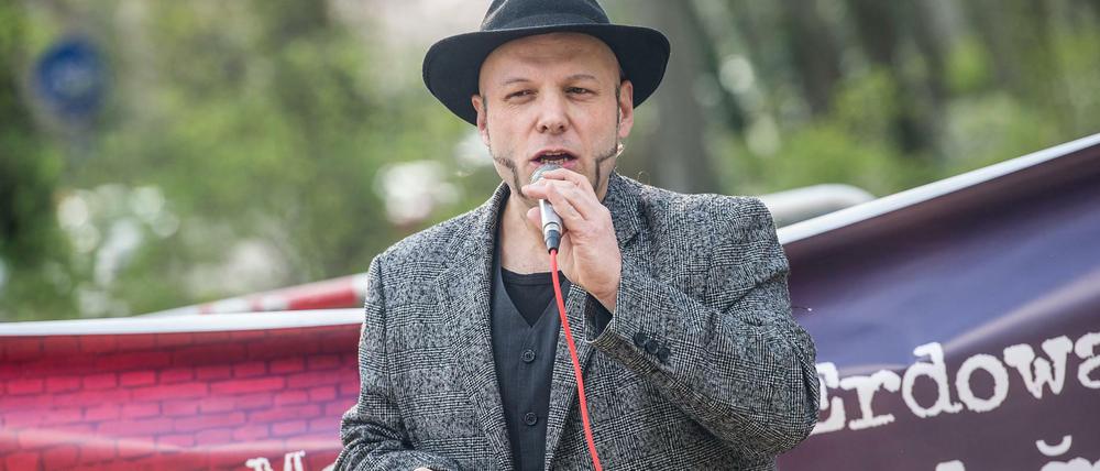 Schon am 8. April hatte Bruno Kramm, Vorsitzender der Berliner Piraten, vor der türkischen Botschaft demonstriert.