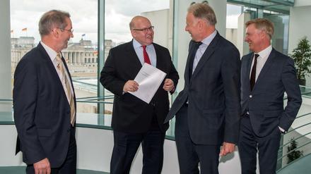 Die drei Kommissions-Vorsitzenden Ole von Beust (r, CDU), Matthias Platzeck (l, SPD) und Jürgen Trittin (2vr, Bündnis90/Die Grünen) übergeben im Bundeskanzleramt in Berlin den Bericht mit den Empfehlungen der "Kommission zur Überprüfung der Finanzierung des Kernenergieausstiegs" (KFK) an Kanzleramtsminister Peter Altmaier (CDU). 